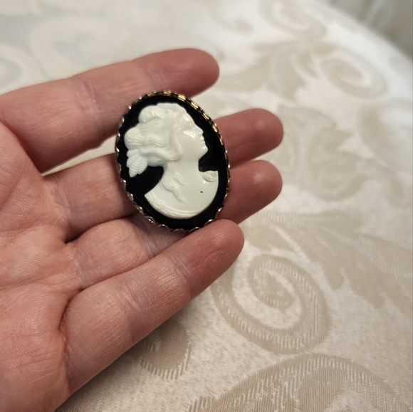 VINTAGE 1970s Black Onyx Ivory CAMEO BROOCH Silver Tone Frame LARGE Statement - Picture 6 of 9